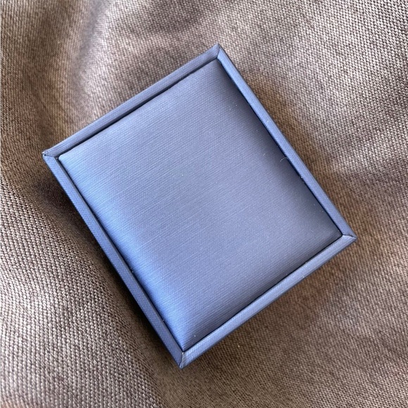 Crystal necklace and earring set - Picture 6 of 6